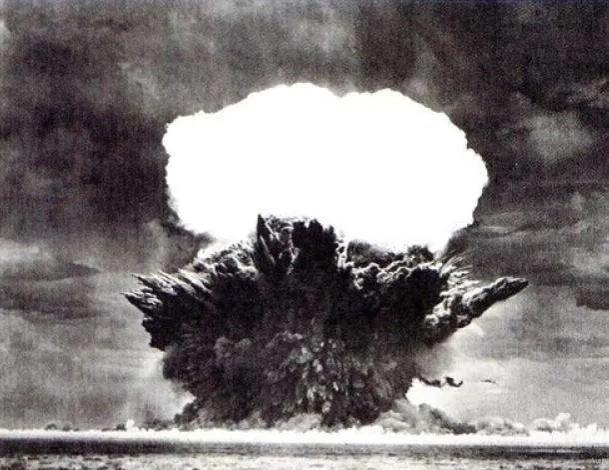 1964年中国核爆成功，中央决定压下报道，周恩来：避免国际笑话