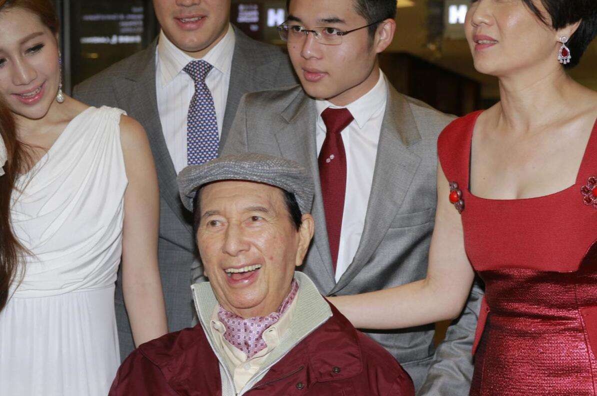 百年霍家：独尊大房，二房三房子女不与父合影，不得插手家族生意