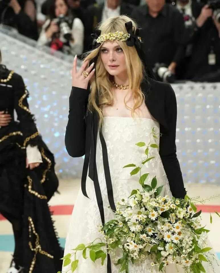 拖把头、海底生化人穿搭，美国这最受瞩目的一夜，如“群魔乱舞”