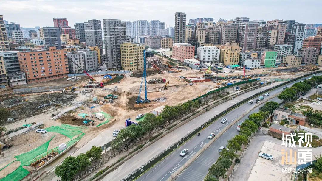 汕头站东侧出现一个很深的“大坑”？