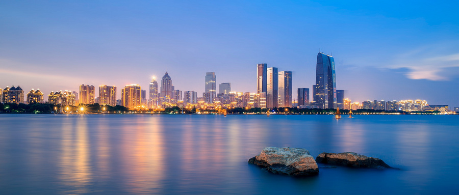 当下楼市是继续等待还是出手买房,楼市释放信号该买房还是再等等