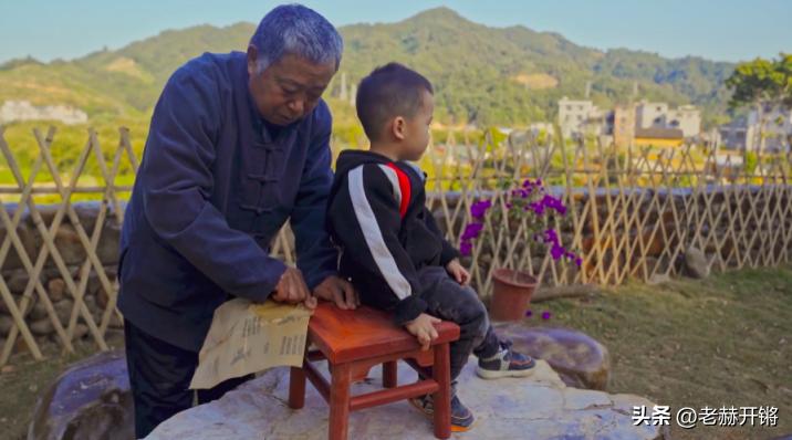 爷爷用榫卯手艺做足球,大爷制作的榫卯足球火了