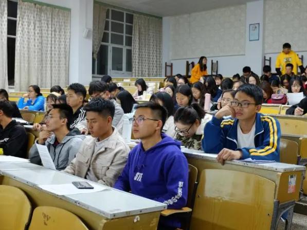 学霸都这么“凡尔赛”吗？刘恋直言：上过北大，才知道北大没校训
