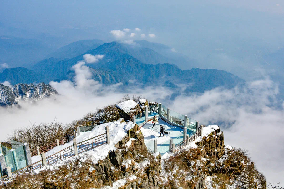 大佛峨眉山旅游景点,峨眉山最高处的景点