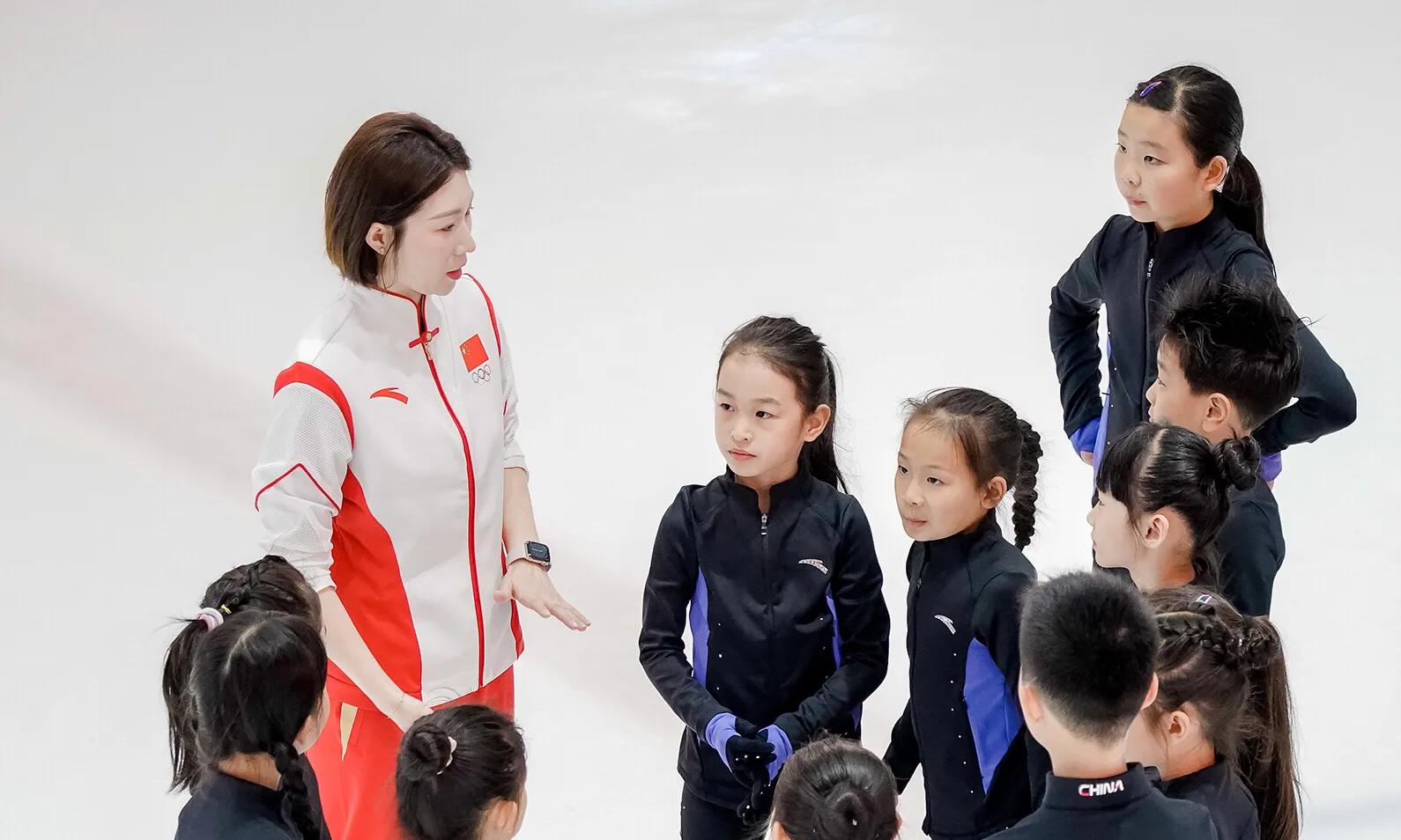 安踏成都专卖店,安踏官方少年旗舰店直播