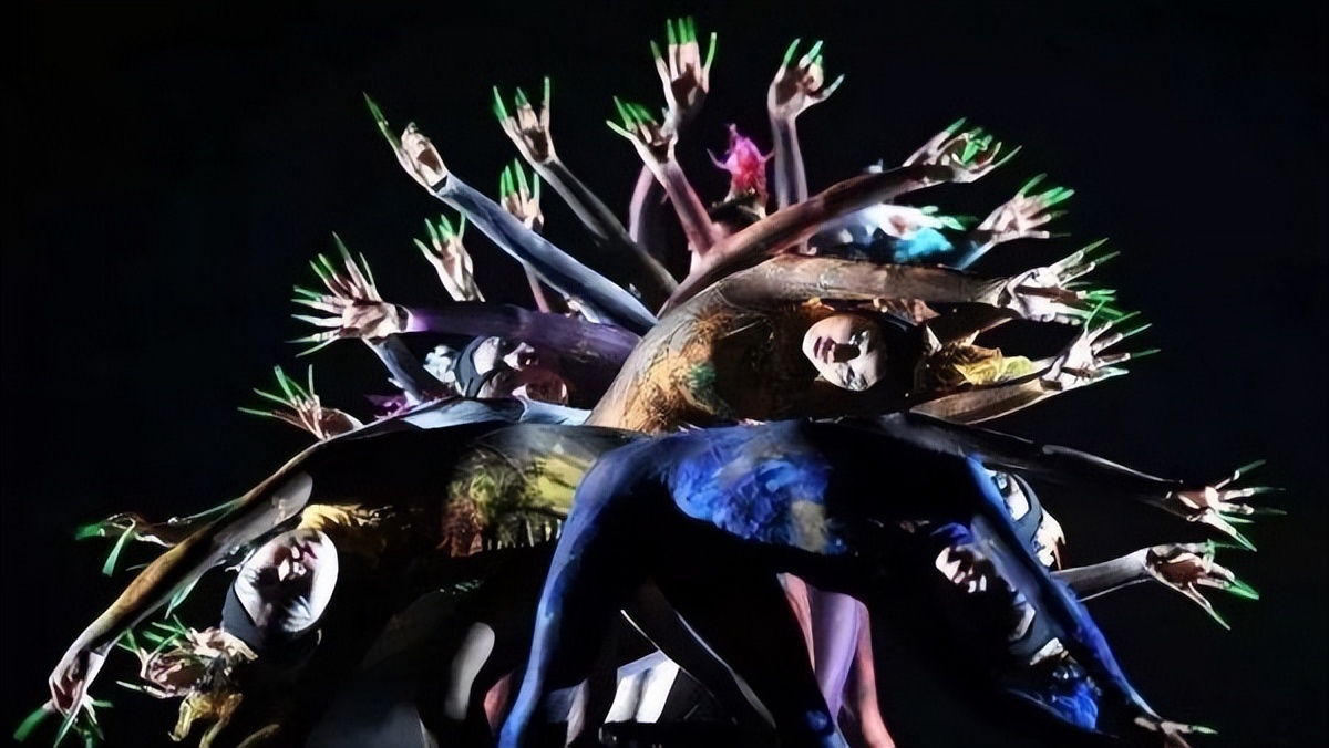 老艺术家口碑绷不住了！女演员手摸男伴私密部位，再惹争议！