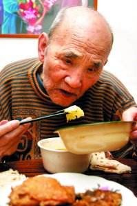 老人蹬三轮捐35万，助300多贫困学子圆梦，死后获感动中国特别奖