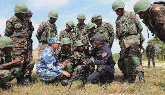 非洲一国买东方神秘坦克，不久扭转战场局势，战胜非洲两大强国