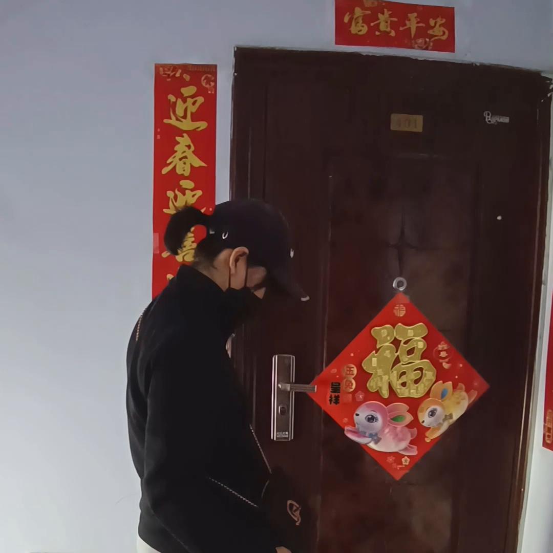 不要活在别人嘴里要活在自己心底,不要活在别人的嘴里那样会很累的