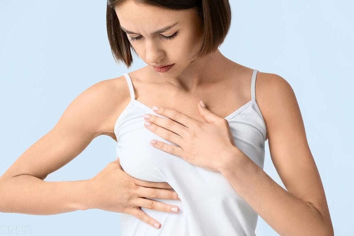 女生胸部发黑怎么回事,女性胸部为什么会发黑怎么去除