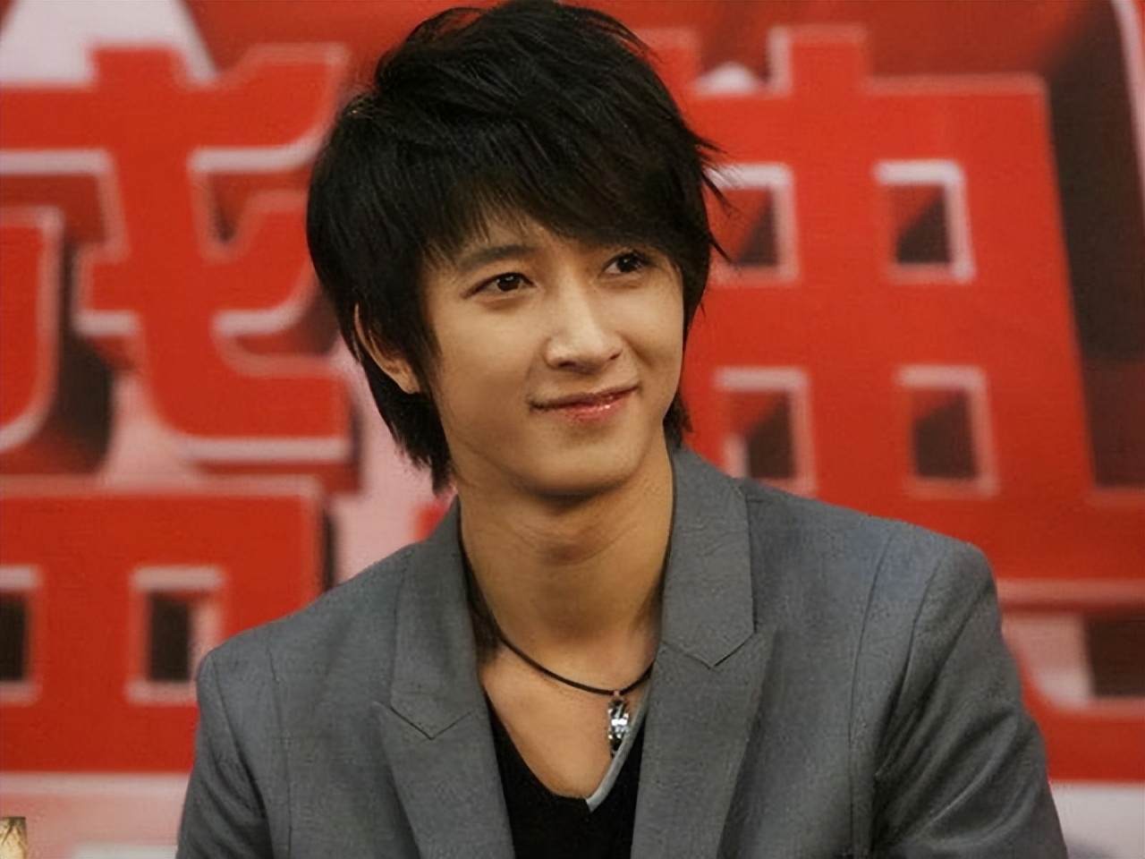 助理伺候明星捏脚,助理伺候明星跪下打伞