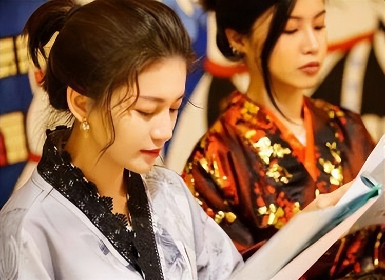 年轻人对密室乐此不疲，为完成“擦边球”任务，竟不断试探底线？