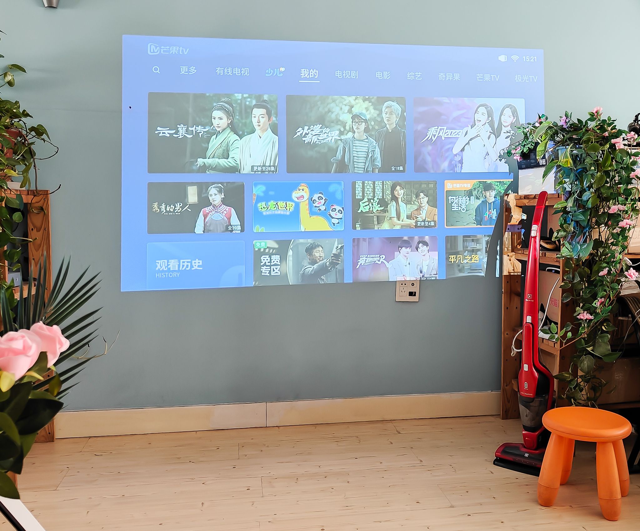 还在纠结电视用壁挂还是电视柜？有第三种方法！从此处处是C位