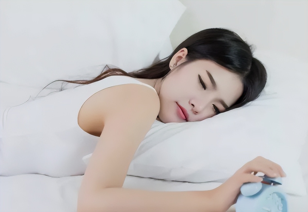 50岁女性胸部疼痛是怎么回事,女性胸部像针扎疼痛是怎么回事