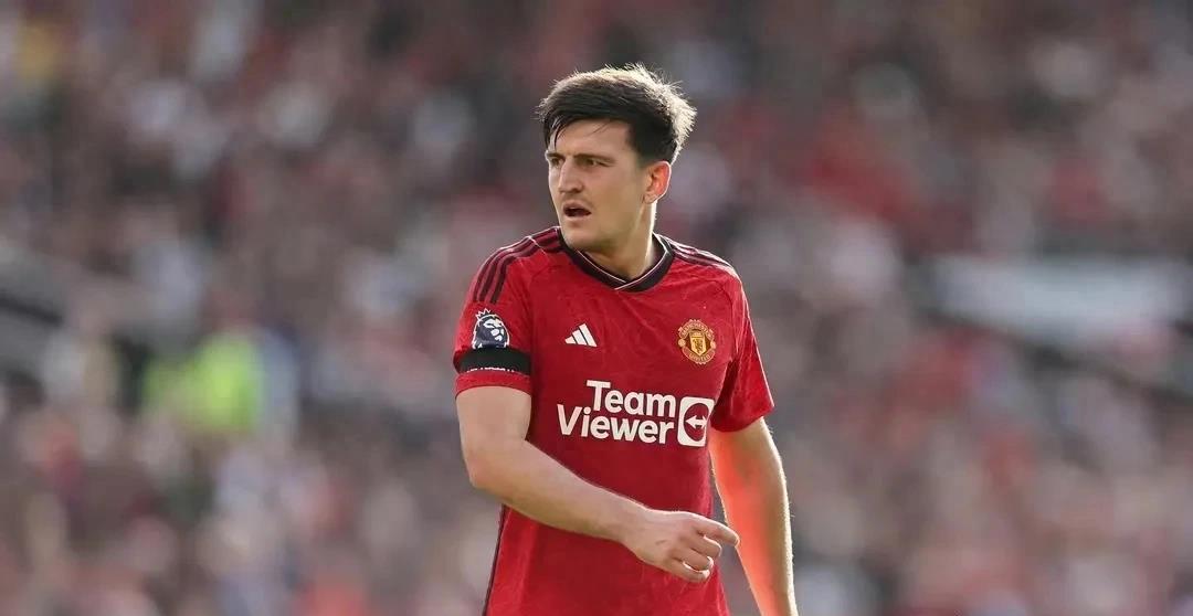 夜晚中绽放的烟花,足球烟花