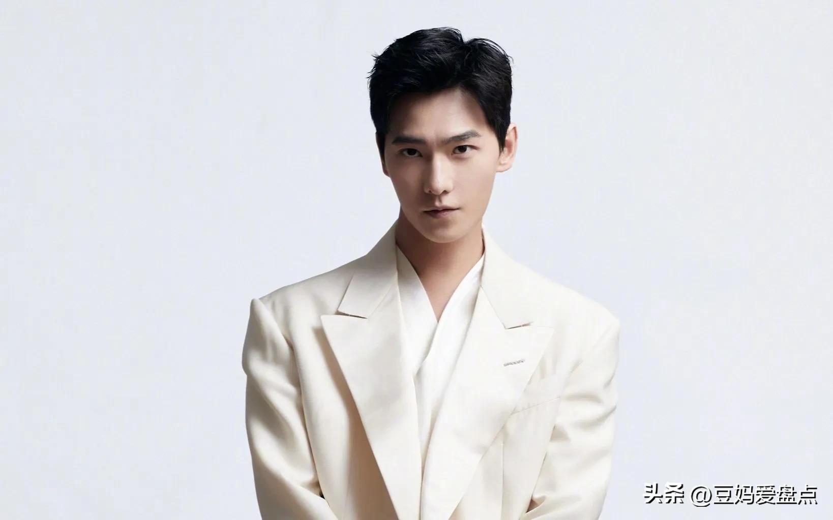 杨洋全黑造型亮相稳重优雅,杨洋从校草的蜕变