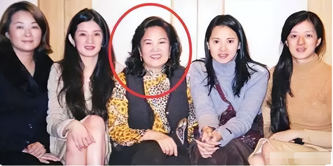 才女伊能静，童年坎坷：被父抛弃、“狗链”栓脖又被逼吃“狗粮”