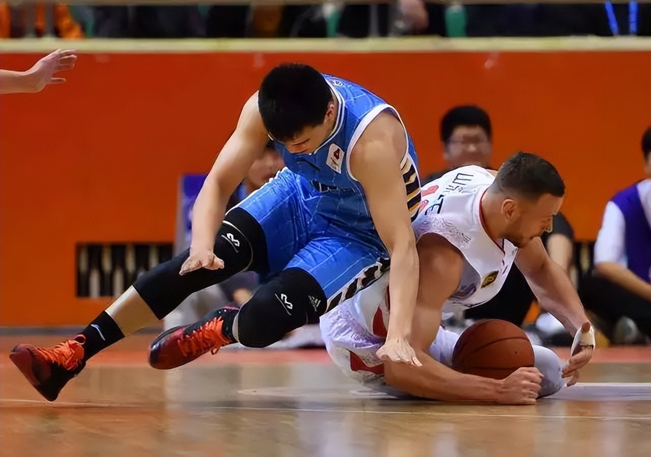 我与足球那些事,全能中锋莫泰尤纳斯