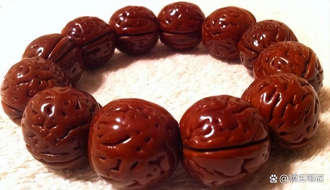 桃核手串的盘玩方法,桃核的盘玩方法
