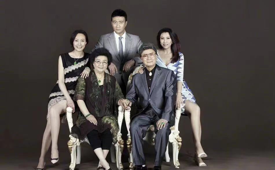 胡军的父亲当过兵,胡军有几个妻子