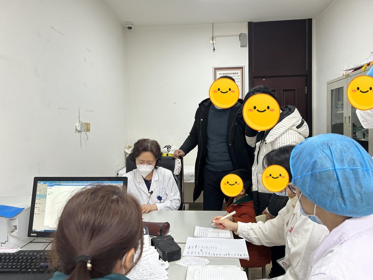 8岁男孩抽动症摇头甩头怎么处理,小孩眨眼摇头耸肩是抽动症吗