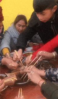 想问这姑娘衣服在哪买的,会不会挨揍?亮点