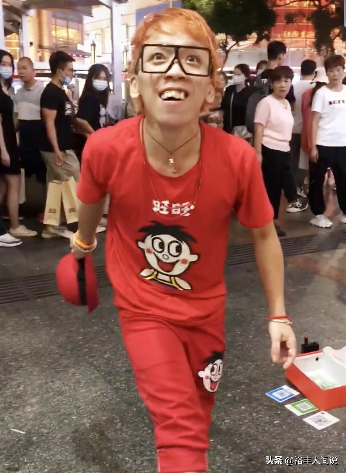 网红“豆浆王子”街头搭讪女童，遭好心人斥责，曾因猥亵女童入狱