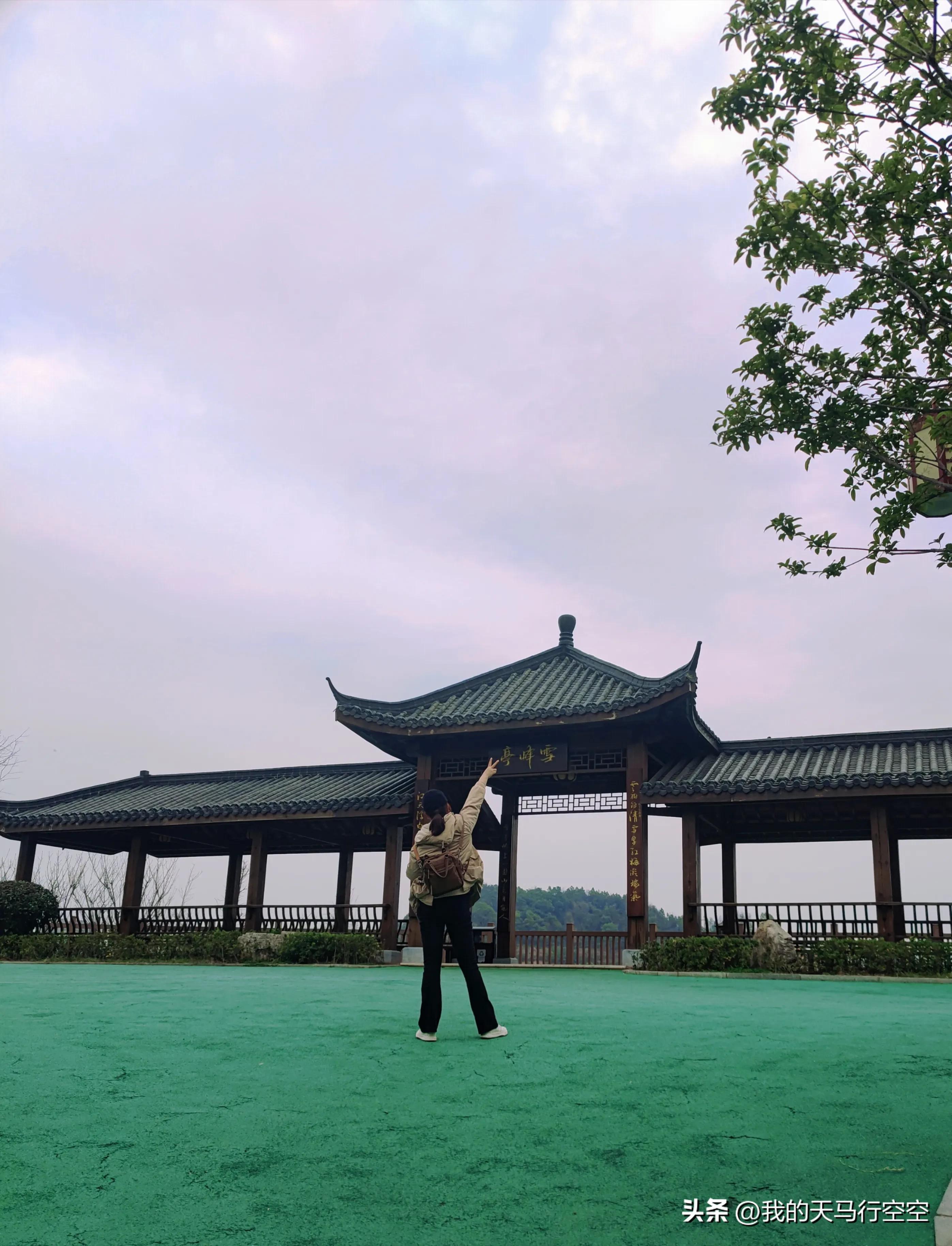 高高兴兴出门去垂头丧气回家来,高高兴兴地出门垂头丧气地回来