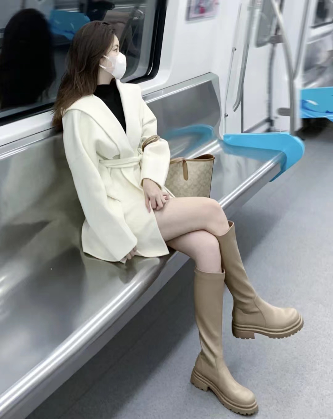 黑色大衣搭配什么颜色毛衣显高级,深棕灰色格子大衣怎么穿出高级感