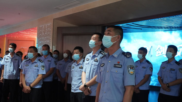 东方公安交警组织99名民辅警赴海口省委*党**校*党**风廉政建设研修基地开展反腐倡廉教育