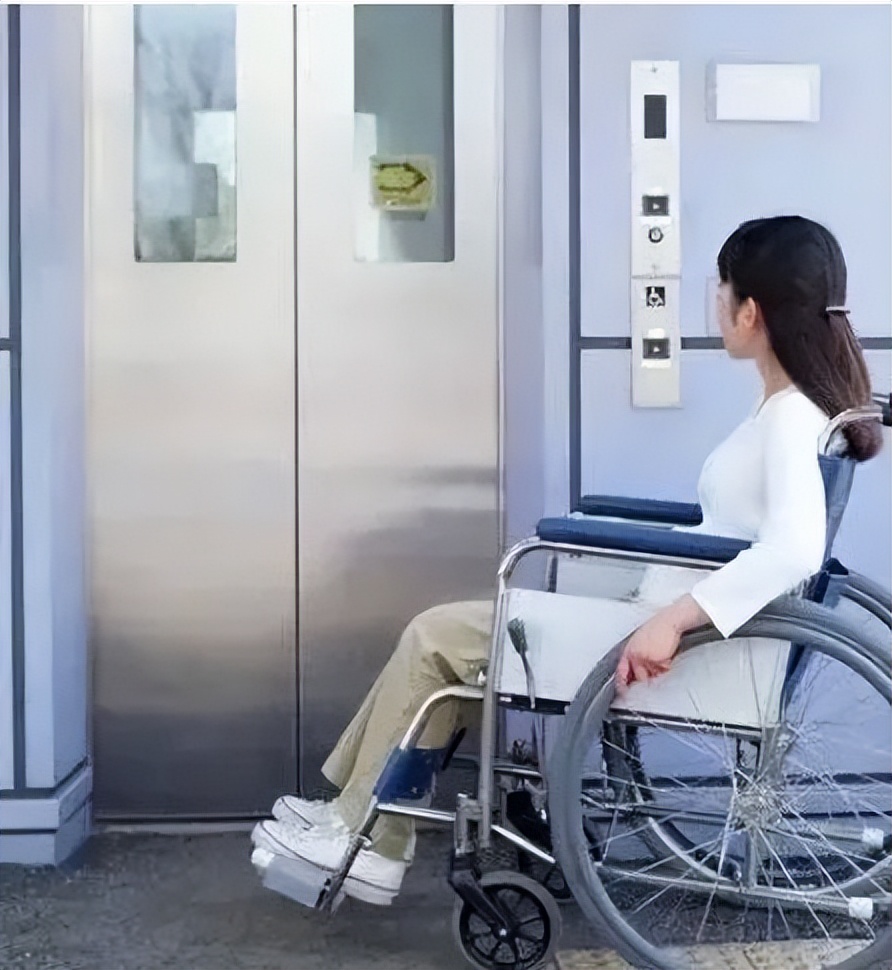 肢体残疾人坐轮椅的怎么坐火车,怎么帮助腿受伤的老人坐轮椅