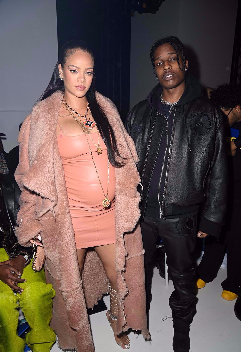 蕾哈娜晒孕期造型,蕾哈娜换装