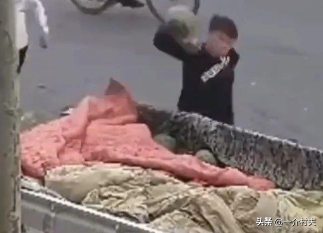 又不让农民进城摆摊了？河南城管怒砸瓜农西瓜！后续来了