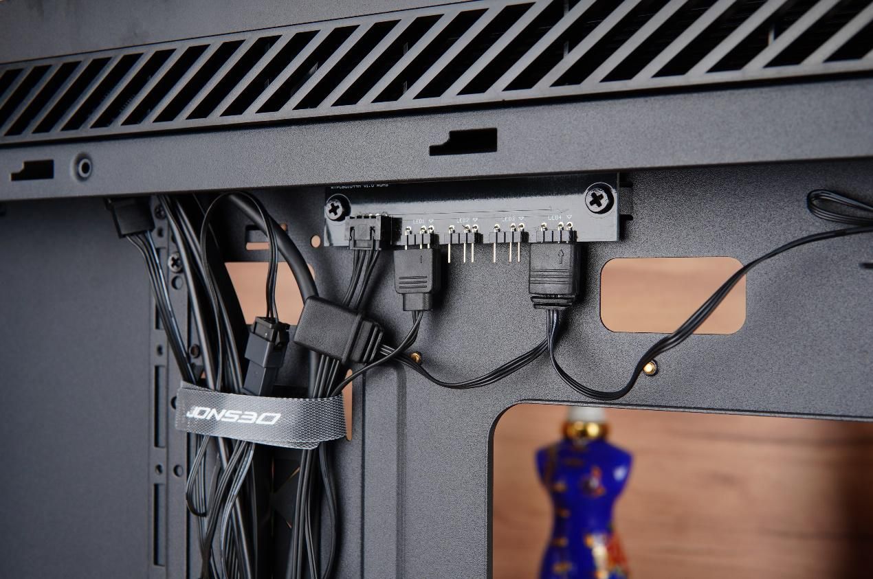 可以装多个硬盘的主机箱,带可插拔硬盘盒的主机