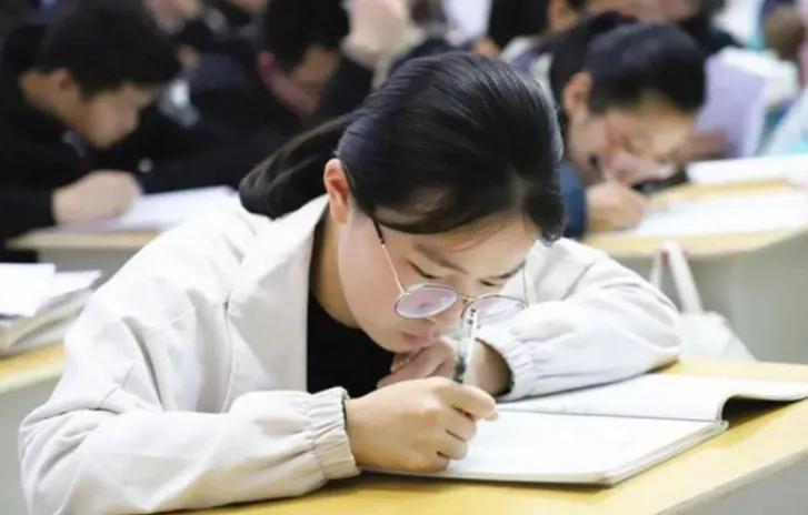 老师为方便体育生充当教学工具,老师让体育生充当教学工具