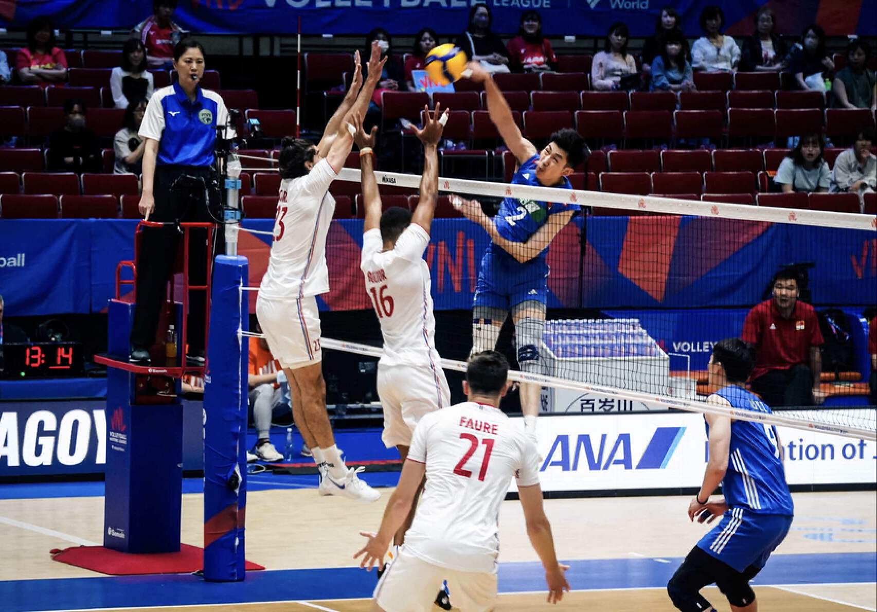 中国足球队对伊朗战绩比分,亚洲杯中国队对伊朗队比赛时刻