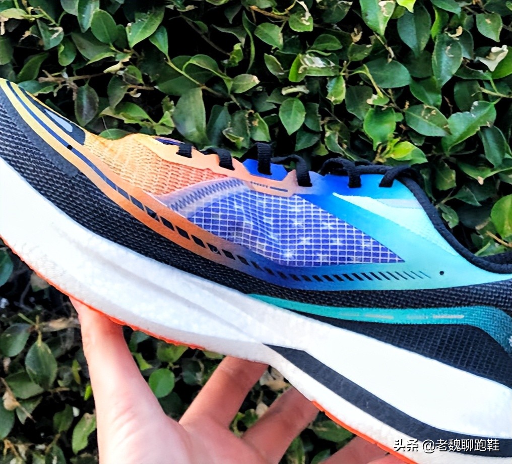 软弹脚感，优秀外观：脚感不输顶级跑鞋的特步新秀，半价就能入手