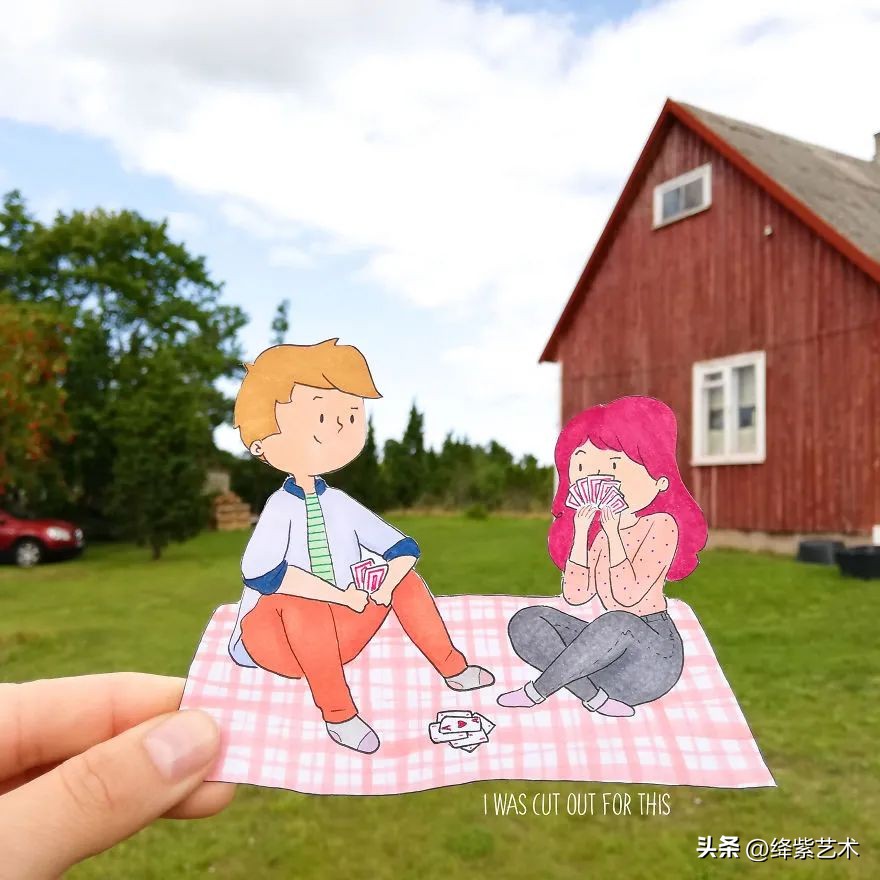 太甜蜜了，小情侣用卡通卡片人物，记录亲密旅行时刻