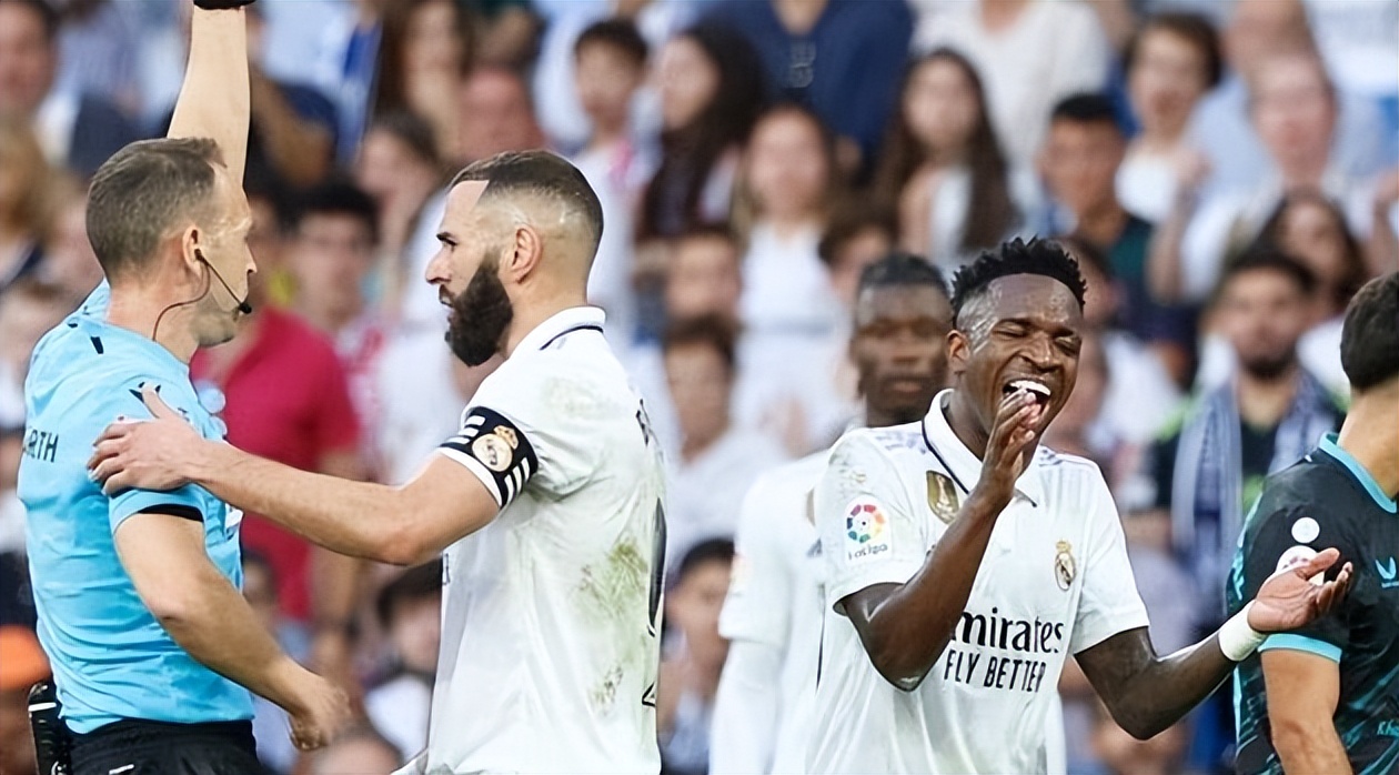 赤裸裸耍流氓,打人的维尼修斯成了受害者,皇马球员有免死金牌