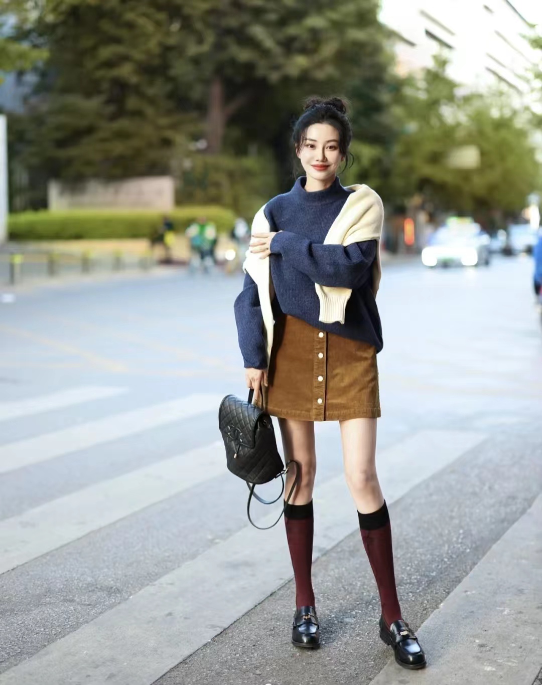 灯芯绒半身裙秋冬怎么搭配,灯芯绒碎花半身裙秋冬