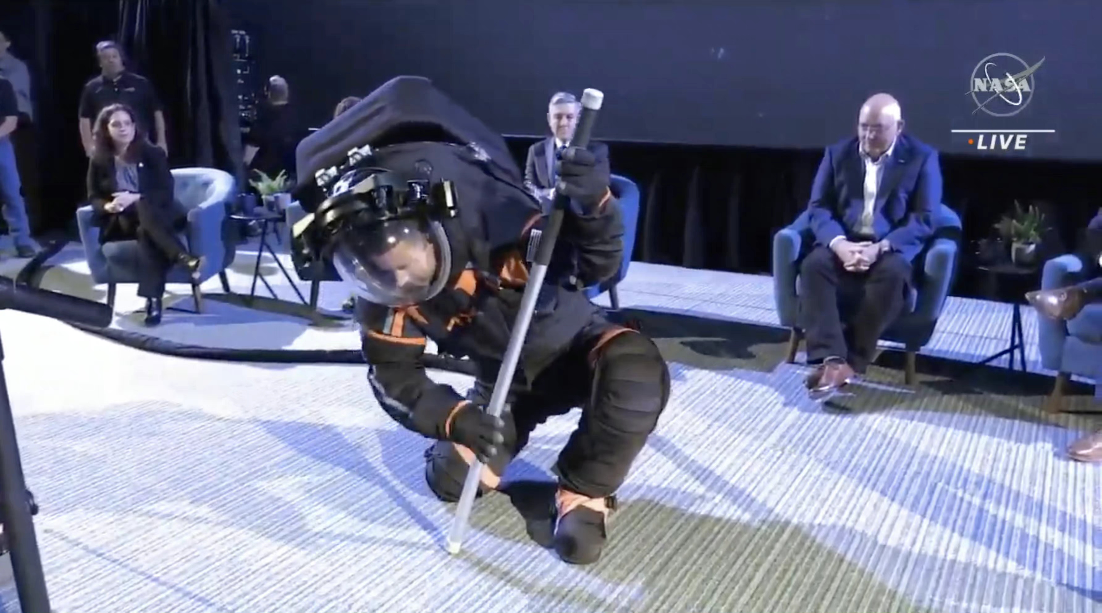 阿尔忒弥斯宇航服,第一代登月宇航服