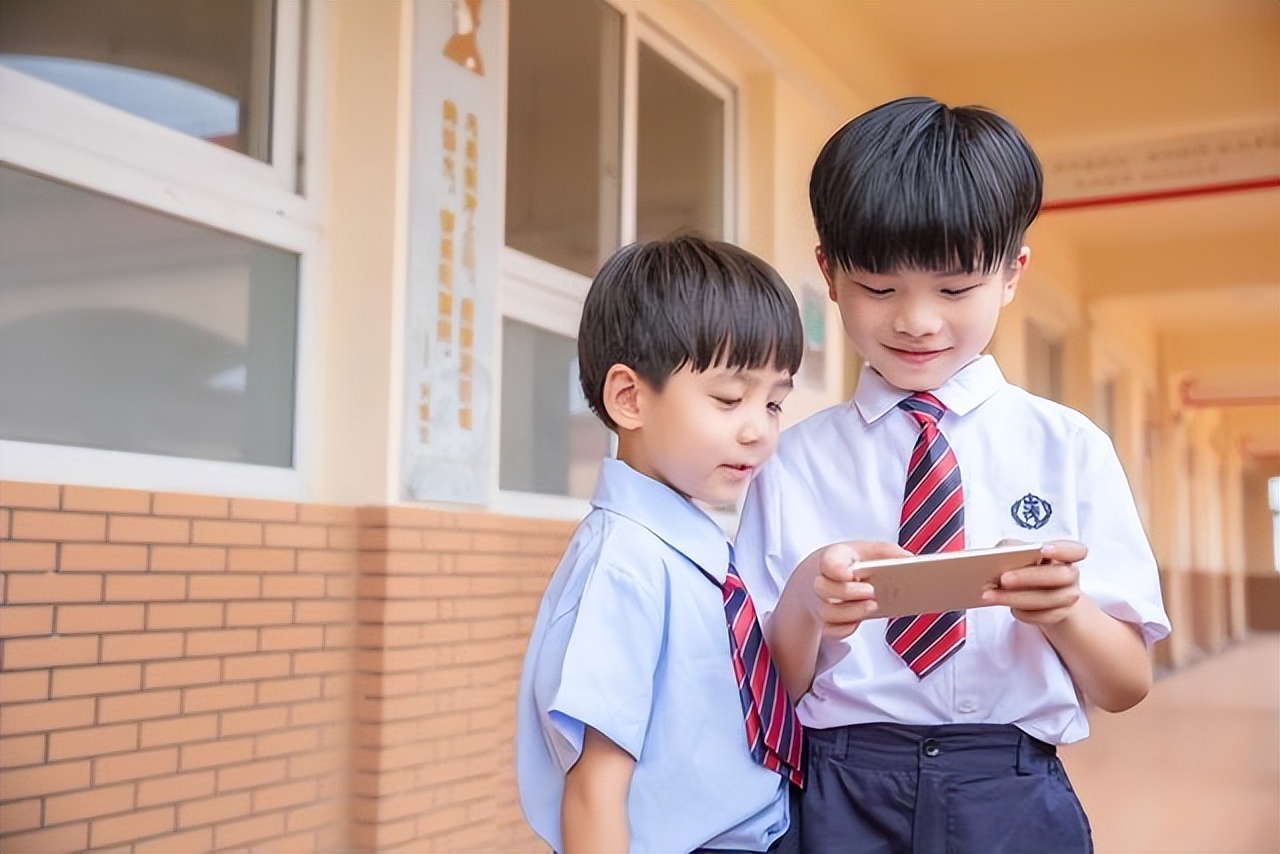 孩子玩手机危害重大，家长怒摔孩子手机，又再次给其购置新机？