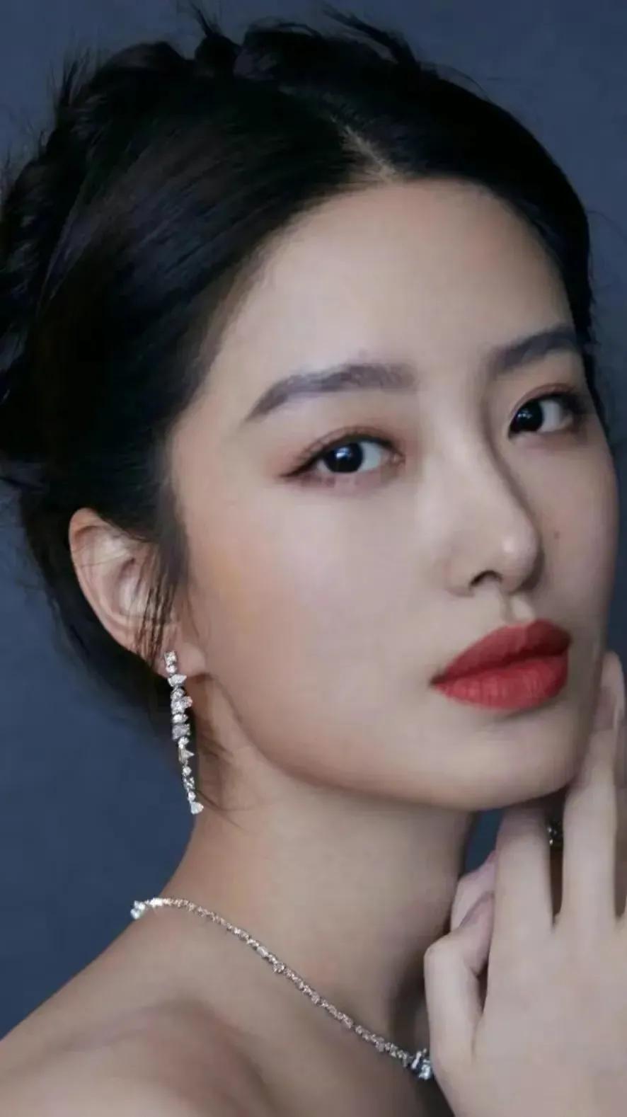 回眸一笑太阳当空照,一轮圆月当空