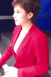 戴假发、穿半截西装、贴胶带瘦脸,原来央视的主持人这么“假”