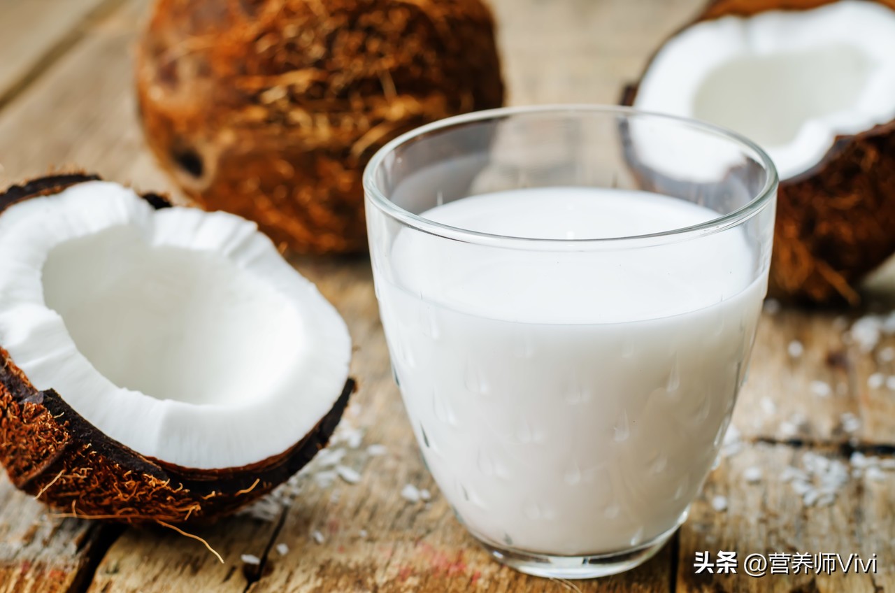 喝了变质的椰子水立马去医院,喝椰子进急诊原视频