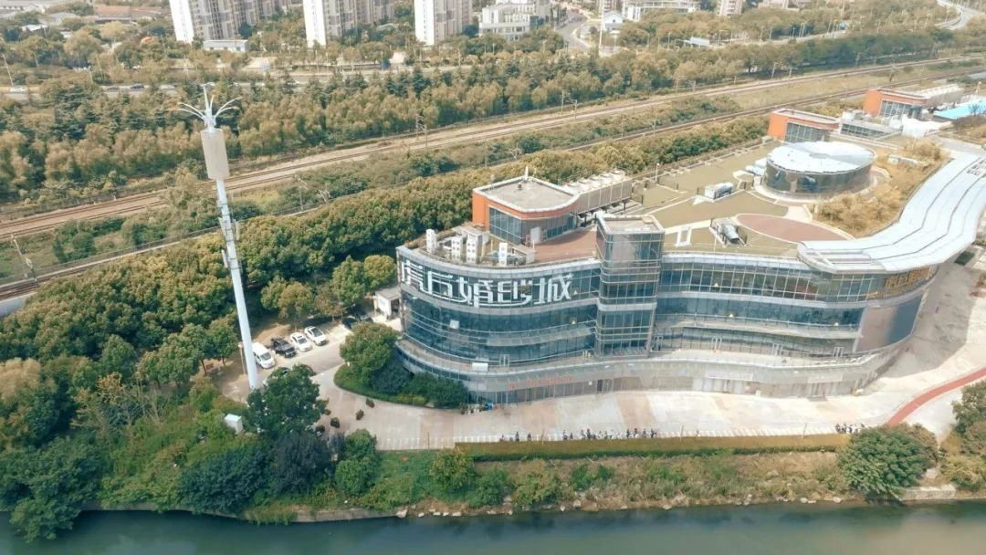 明星婚礼带火婚纱产业，创业夫妻借力电商卖火秀禾