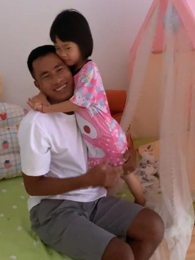 东*姑北**娘国外旅游，小7岁导游对她念念不忘，两人结婚5年后怎么样