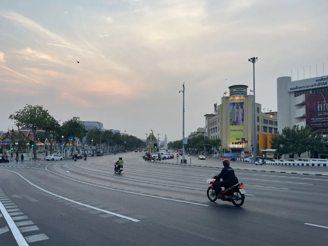 收到“噶腰子”新闻的时候，我正和老婆在泰国