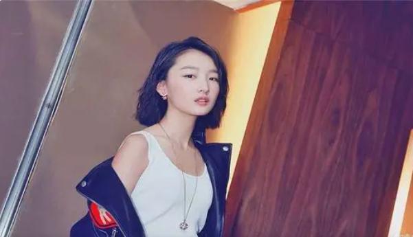 周冬雨妈妈与继父,周冬雨和父母相认