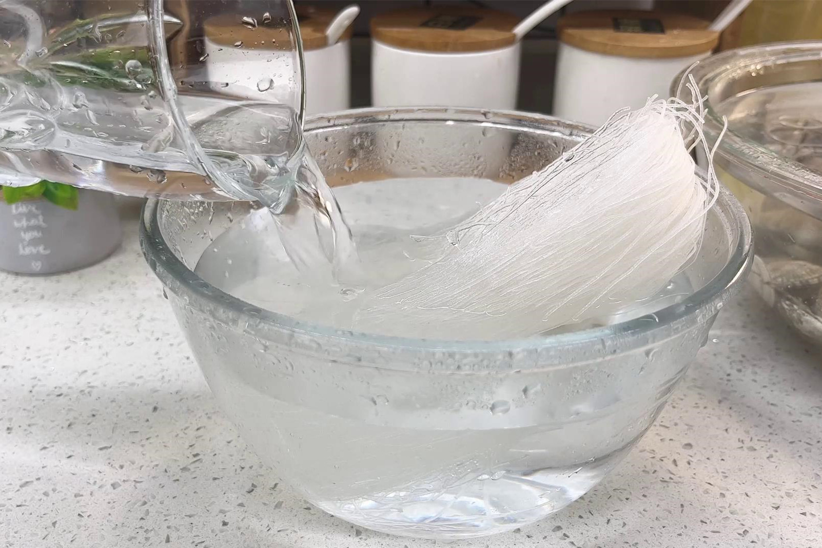 夜市里的花甲粉丝自己在家也能做,摆摊做花甲粉一份多少粉